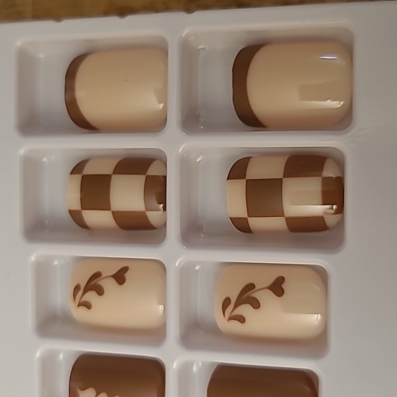 2/$16 Boho Hearts & Checkerboard Press On Nails - Picture 12 of 15